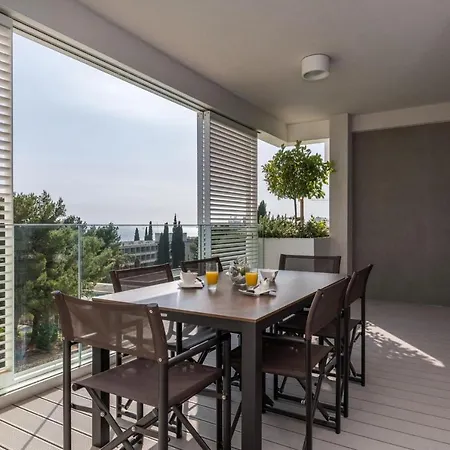 Luxury Gabriela With Pool Apartment